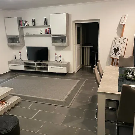 Private With Garden 2 Bedrooms 1 Bathroom Complete Lägenhet *